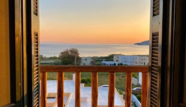 Apartment 'Serenity Beach House' with Sea View, Wi-Fi and Air Conditioning