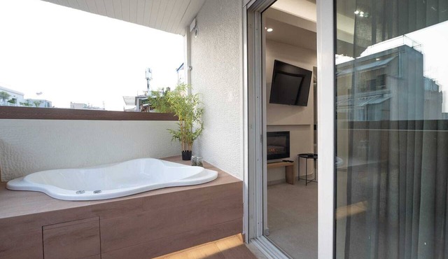 Apt with Bathtub-Acropolis view!, Apartment in Athens