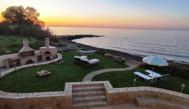 Aqua Luna Bay - Romantic Beachfront Suite & Garden in Pigianos Kampos