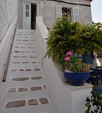 Areti in Hydra