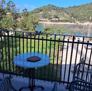 Asos Beachfront Apartment, Center village, 20m Beach - near Myrtos - Fiskardo in Asos