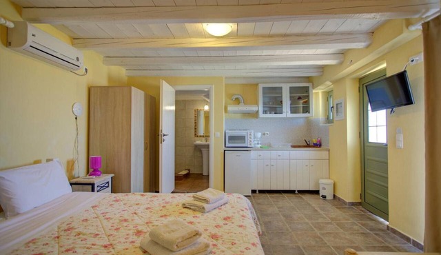 Athena – Romantic Sea-View Studio in the Peloponnese in Λεύκτρο