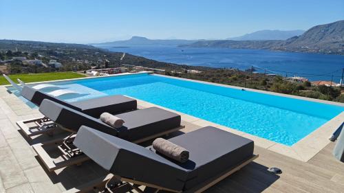 Bay Overlook Villa heated pool in Korakiaí