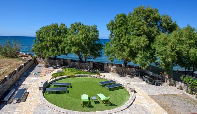 Beach 5 meters from the garden, sea view, amenities, quiet, 9-12 people. in Rethymno