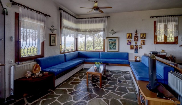 Beachfront villa with huge garden, 3br, Halkidiki in Tripiti