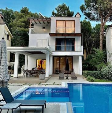 Beachfront Villa with Private Pool by Monika Experiences in Golem