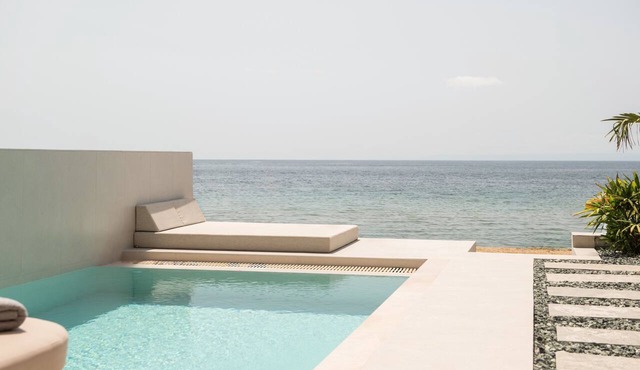 Beautiful 3-bedroom beachfront luxury villa with private pool in Psakoudia in Psakoudia