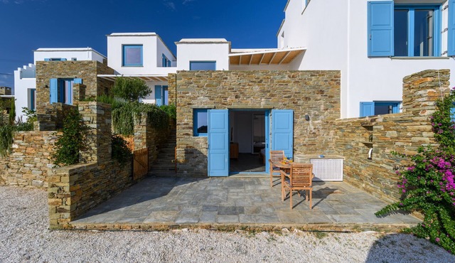 Beautiful 5 double bedroom villa "on the beach" - Large swimming pool access - garden