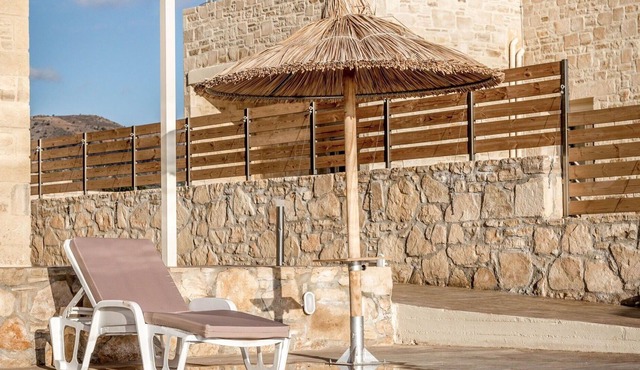Beautiful private villa for 8 people with WIFI, A/C, private pool, TV, panoramic view and parking in Tríopetra
