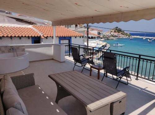 Beautiful rooftop with a hot tub in Samos