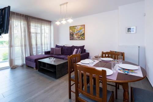 Beautifully renovated flat in superb location in Athens