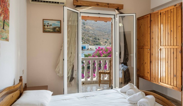 Bed and Breakfast 'Double Room No 9' with Sea View, Wi-Fi and Air Conditioning