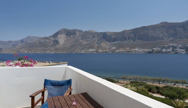 Bed and Breakfast 'King Studio No 10' with Sea View, Wi-Fi and Air Conditioning