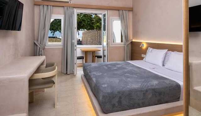 BH587 - C - Suite Santorini in Karterados