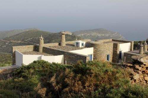 Bioclimatic stone built villa in Kastrianí
