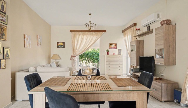 Blossom Beachfront House with Private Terrace, Wi-Fi, and Air Conditioning in Κουρούτα