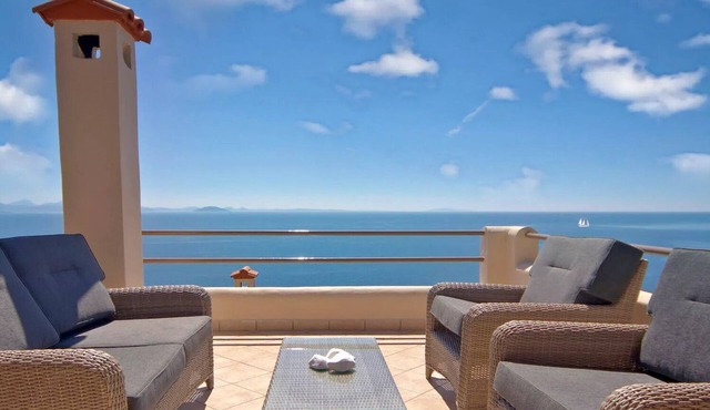 Blue Horizon - Coral Sea View Suite