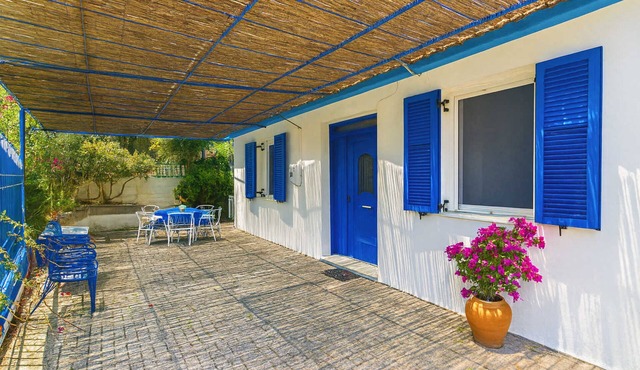 Blue White Apartments - Traditional Village House in Kefalonia