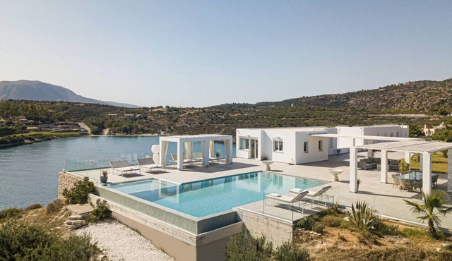 Breathtaking Aeon Villa on the beach- 6BD 6BA 14PL in Chania