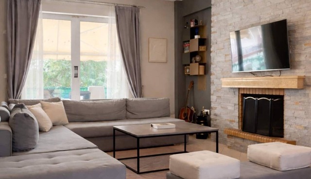 Bright 80sqm Apartment Glyfada - Sleeps 4 by MPS in Glifada
