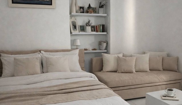 Bright Authentic Cycladic Home, Walk to Ermoupoli Center
