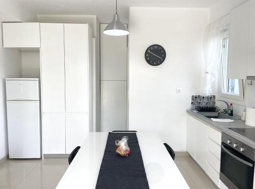 Bright & Cozy Home, 5 mins to Andros Town