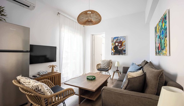Bright Stylish 2BR | Acropolis View Balcony | King Bed in Athina