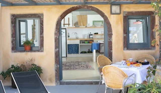 Casa Itaca Luxury Winery Cave Apartment with Private Jacuzzi & Sea View - Oia in Finikia