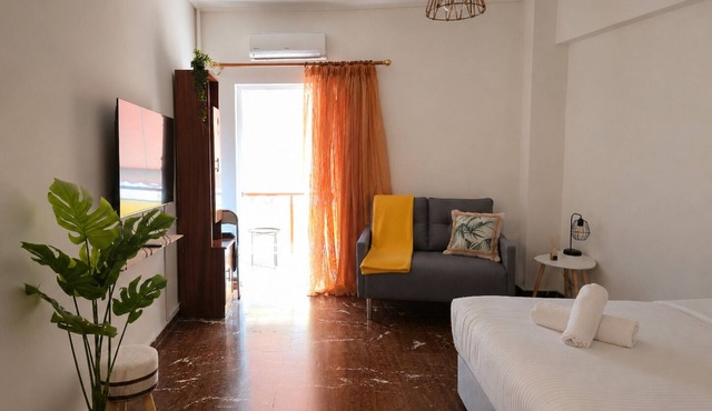 Central Athens Home | 2BR, Near Metro Green & Red Line & Uni, Bills included in Athina