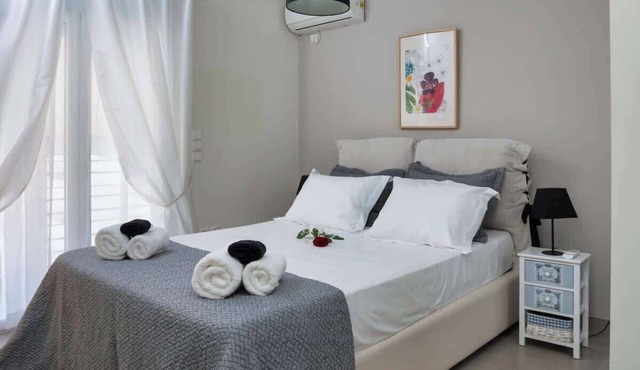 Central & Spacious Athenian Penthouse Getaway in Athina