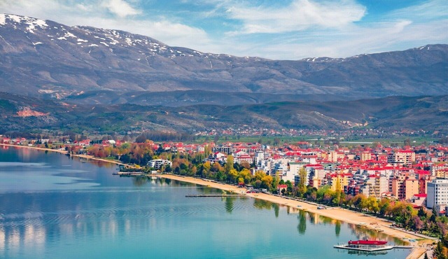 Charming 2-bedroom lake house with WiFi and AC in enchanting Pogradec, Albania in Pogradec
