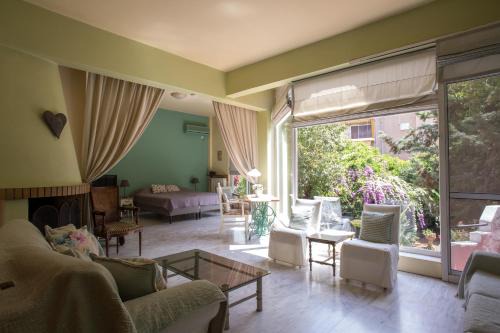 Charming Sunlit Apartment with Garden Views in Athens