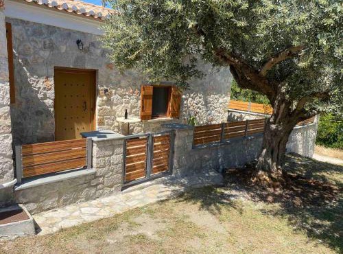 Cheerful 3 bedroom cottage with indoor fireplace in Avgón