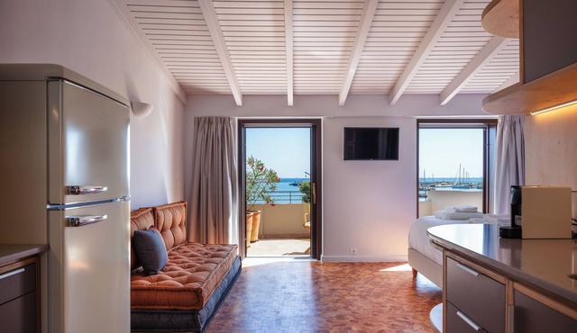 Chryssi 03, seafront cozy suite for 2 in Rethymno! in Rethymno