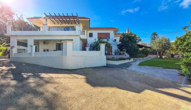 Colonial View Luxury Apartment with large sunny balcony
