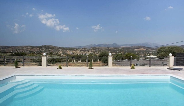 Comfortable accommodation with a pool, perfect for relaxation and nature. in Kalyvia Thorikou