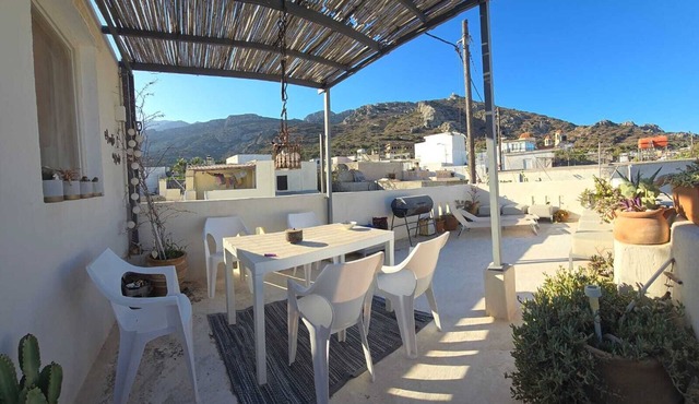 Comfortable vacation home with roof terrace in the original part of Crete in Kato Chorio