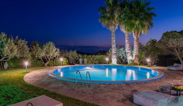Cuervo Poolside Villa in Kalívia Thorikoú