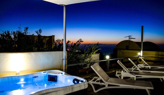 Cycladic apartment with jacuzzi