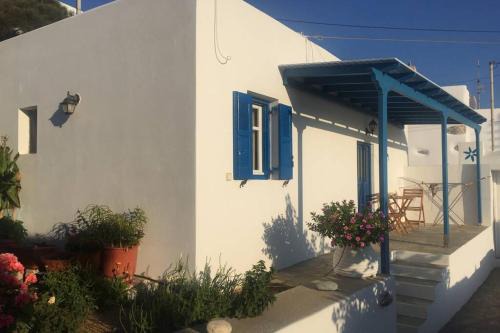 Cycladic houses in rural surrounding 4 in Tholária