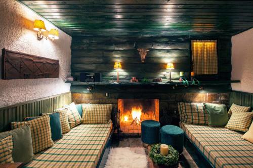 Dandy Villas Agoriani - Chalet Ivoni - Fireplace in Delphi