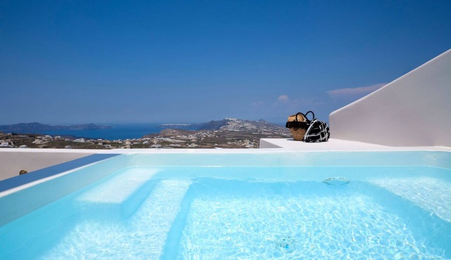 Deluxe Suite With Outdoor Hot Tub - La Torre in Santorini