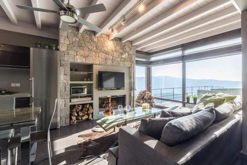 Deluxe Villa by White Hills Outdoor Hot Tub in Distomo-Arachova-Antikyra
