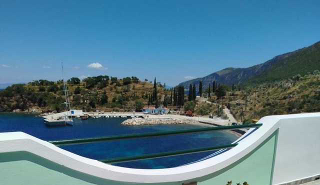 DiPo's Beachside House with Sea View in Samos