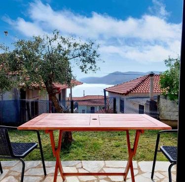 Dora's House comfortable apartment with a yard and view in Pyrgadikia