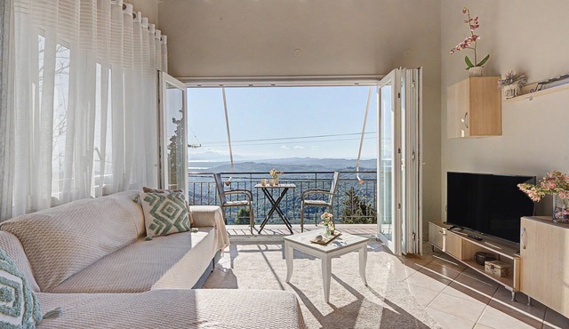 Dorothea Apartment in Chlomos with Sea View, Wi-Fi and Air Conditioning in Χλομός