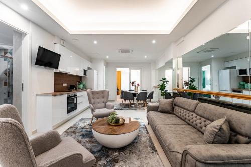 Elegant 3BDR-2BATH APT-prime location in Athens