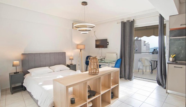 Ella Suite Piraeus Stylish St, Balcony & Sea View in Piraeus