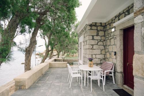 Emporios 1930, Seafront stone house