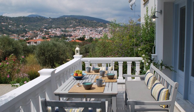 ENASTRON GUESTHOUSE, WONDERFUL GARDEN AND VIEW, 5 MIN WALK FROM PORT - BEACH in Σκόπελος